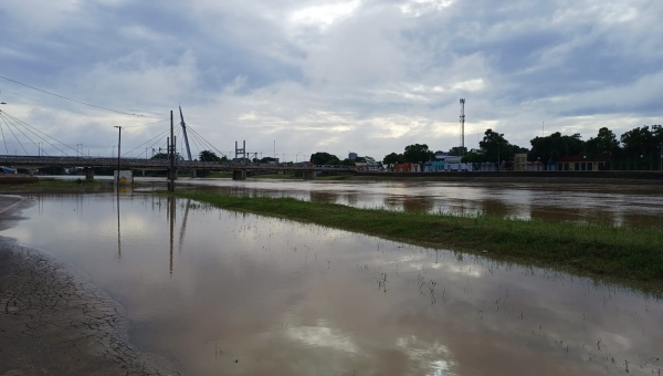 Nível do rio Acre baixa 10 centímetros em Rio Branco, mas permanece acima do alerta